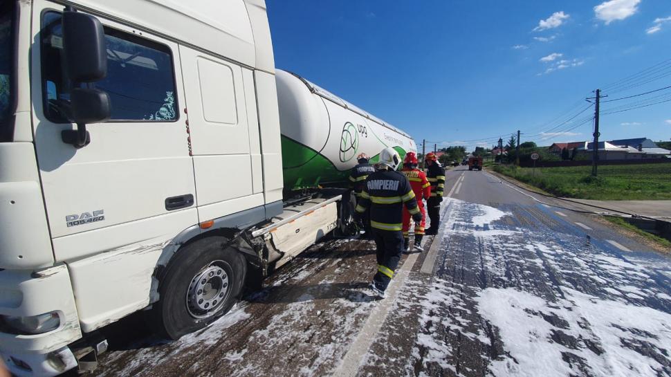 Pericol de explozie după ce o autocisternă cu GPL s-a ciocnit cu un autoturism, la Suceava 770534