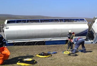 Pericol de explozie după ce o autocisternă cu GPL s-a ciocnit cu un autoturism, la Suceava 770535