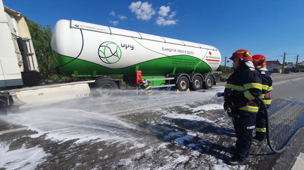 Pericol de explozie după ce o autocisternă cu GPL s-a ciocnit cu un autoturism, la Suceava 770537