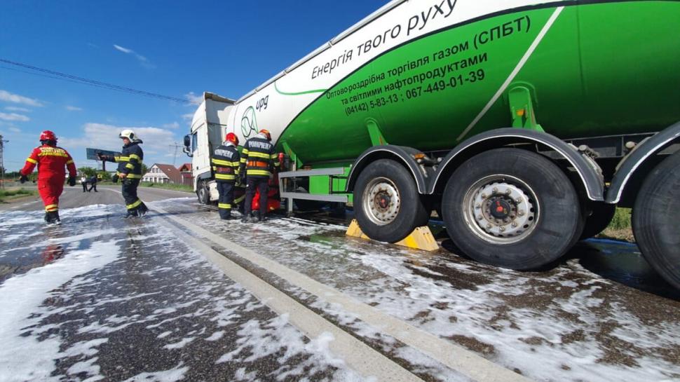 Pericol de explozie după ce o autocisternă cu GPL s-a ciocnit cu un autoturism, la Suceava 770539