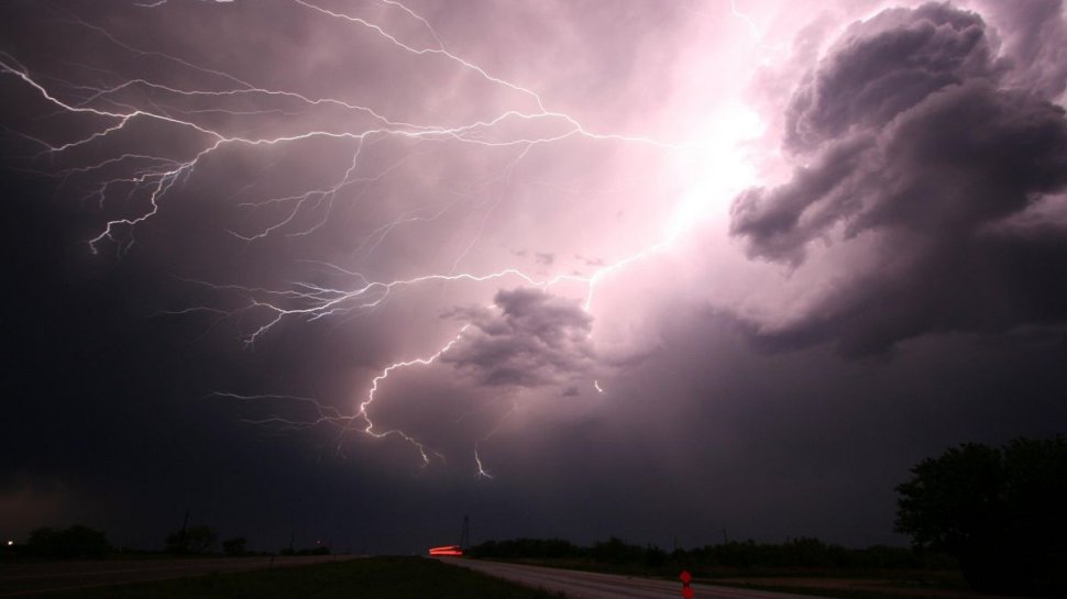 Avertizare meteo ANM de fenomene periculoase | Ploi torenţiale şi furtuni puternice