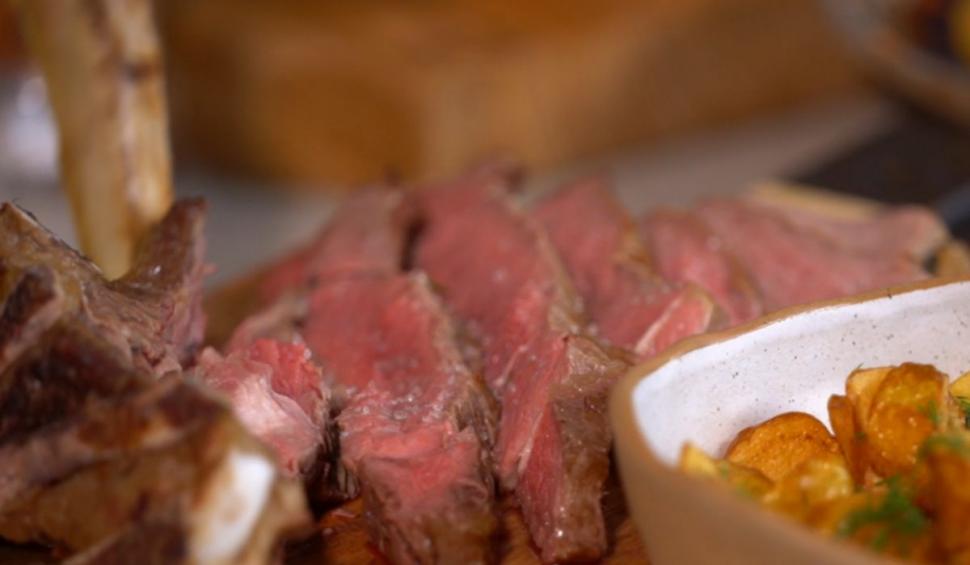 Friptură de vită cu cartofi noi, reţeta lui Alice Peneacă în ediţia 3 "Gătit la costum", sezonul 2 . Un prânz ideal pentru o masă în familie 770472