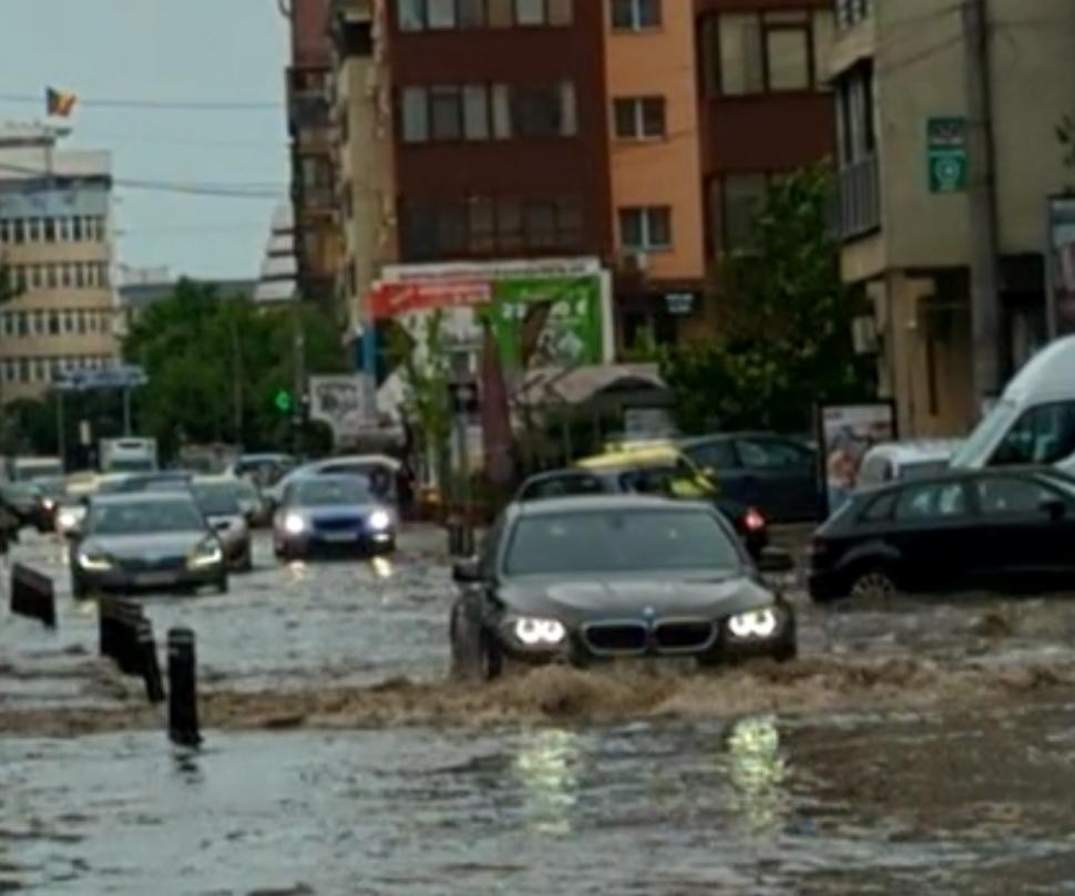 Furtună puternică în Bucureşti | Străzi şi bulevarde inundate, blocuri lăsate fără acoperişuri 770657