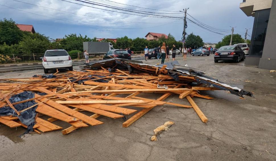 Furtună puternică în Bucureşti | Străzi şi bulevarde inundate, blocuri lăsate fără acoperişuri 770658