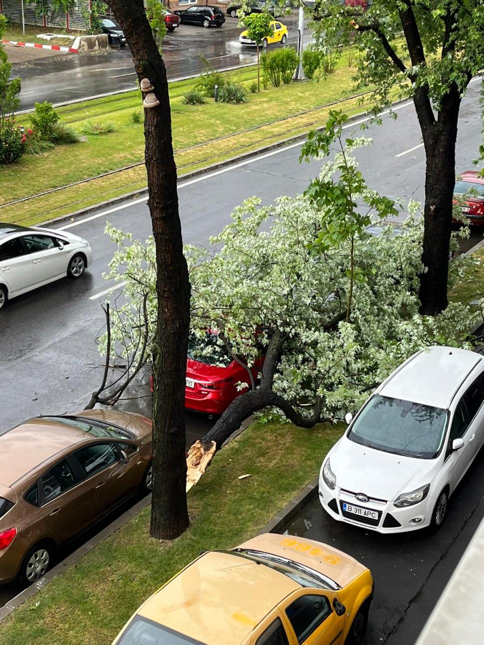 Furtună puternică în Bucureşti | Străzi şi bulevarde inundate, blocuri lăsate fără acoperişuri 770660