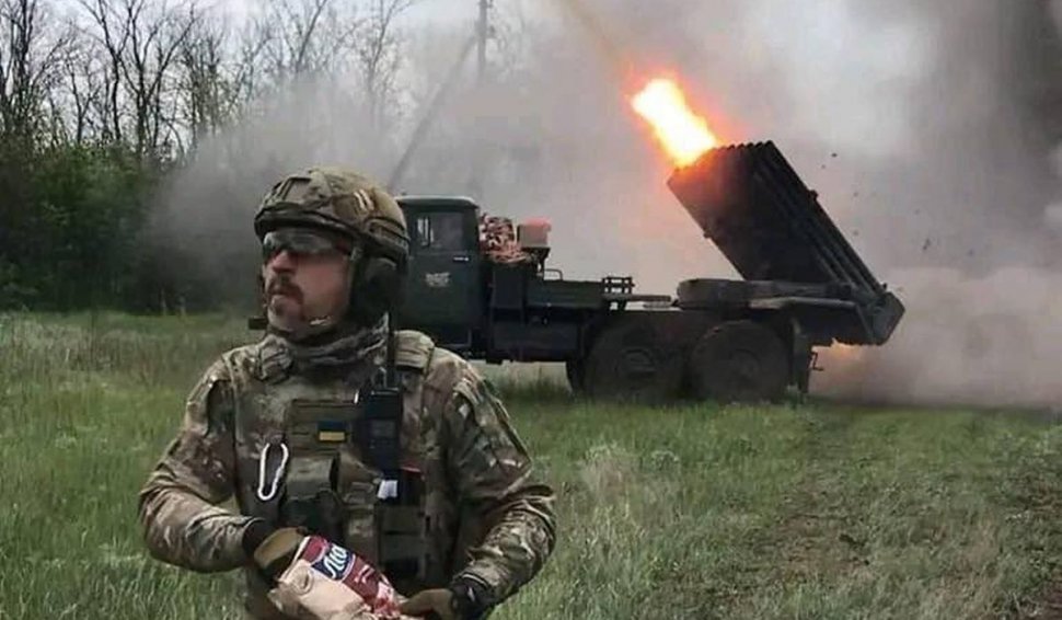 Un soldat mănâncă chipsuri în timp ce un lansator de rachete GRAD trage în spatele lui | Imaginile s-au viralizat