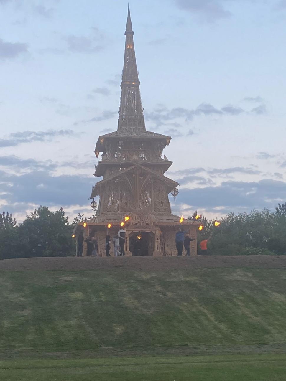 Monument dedicat victimelor COVID, incendiat în fața a 10.000 de oameni, în Marea Britanie 770728