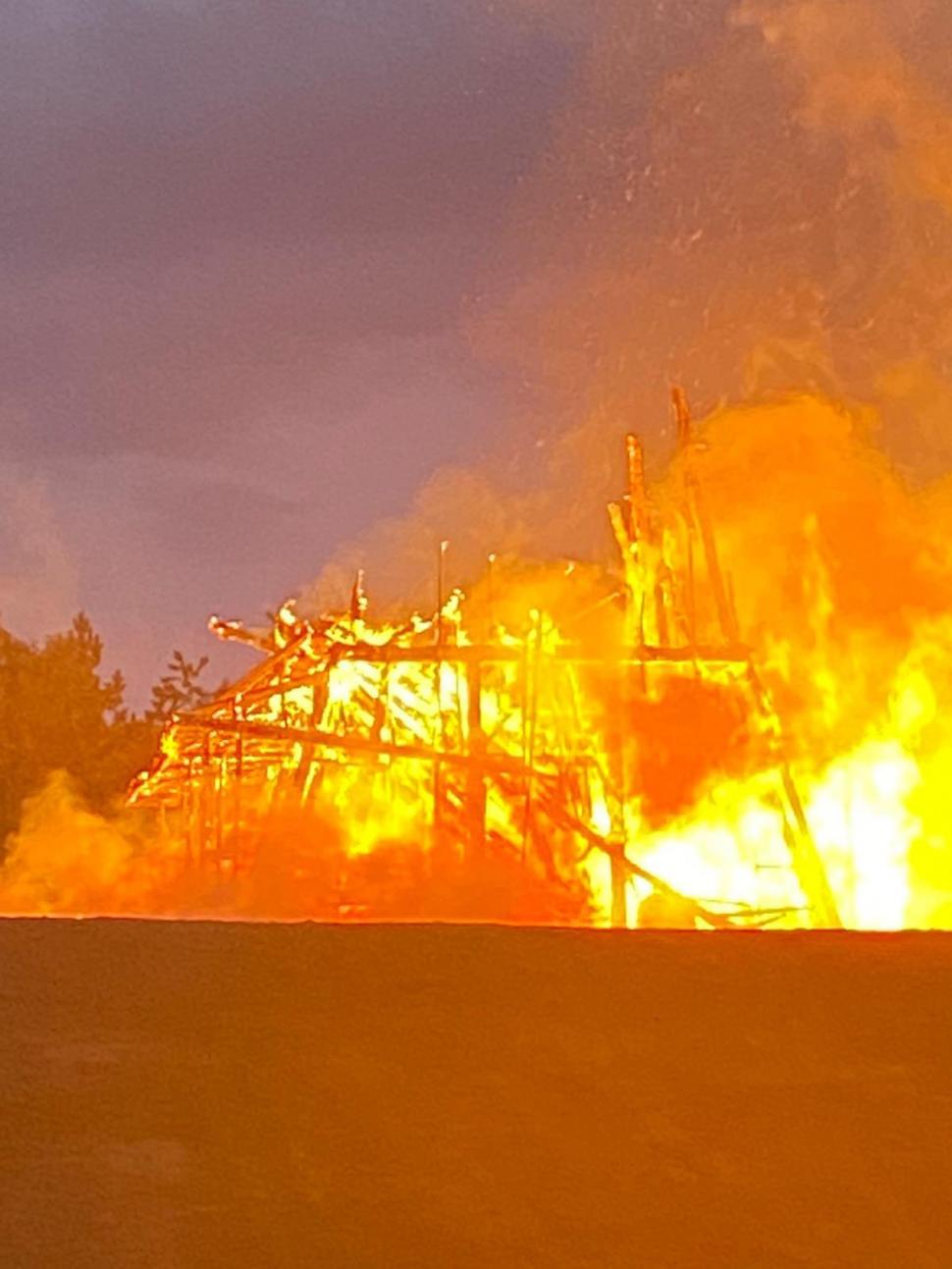 Monument dedicat victimelor COVID, incendiat în fața a 10.000 de oameni, în Marea Britanie 770729