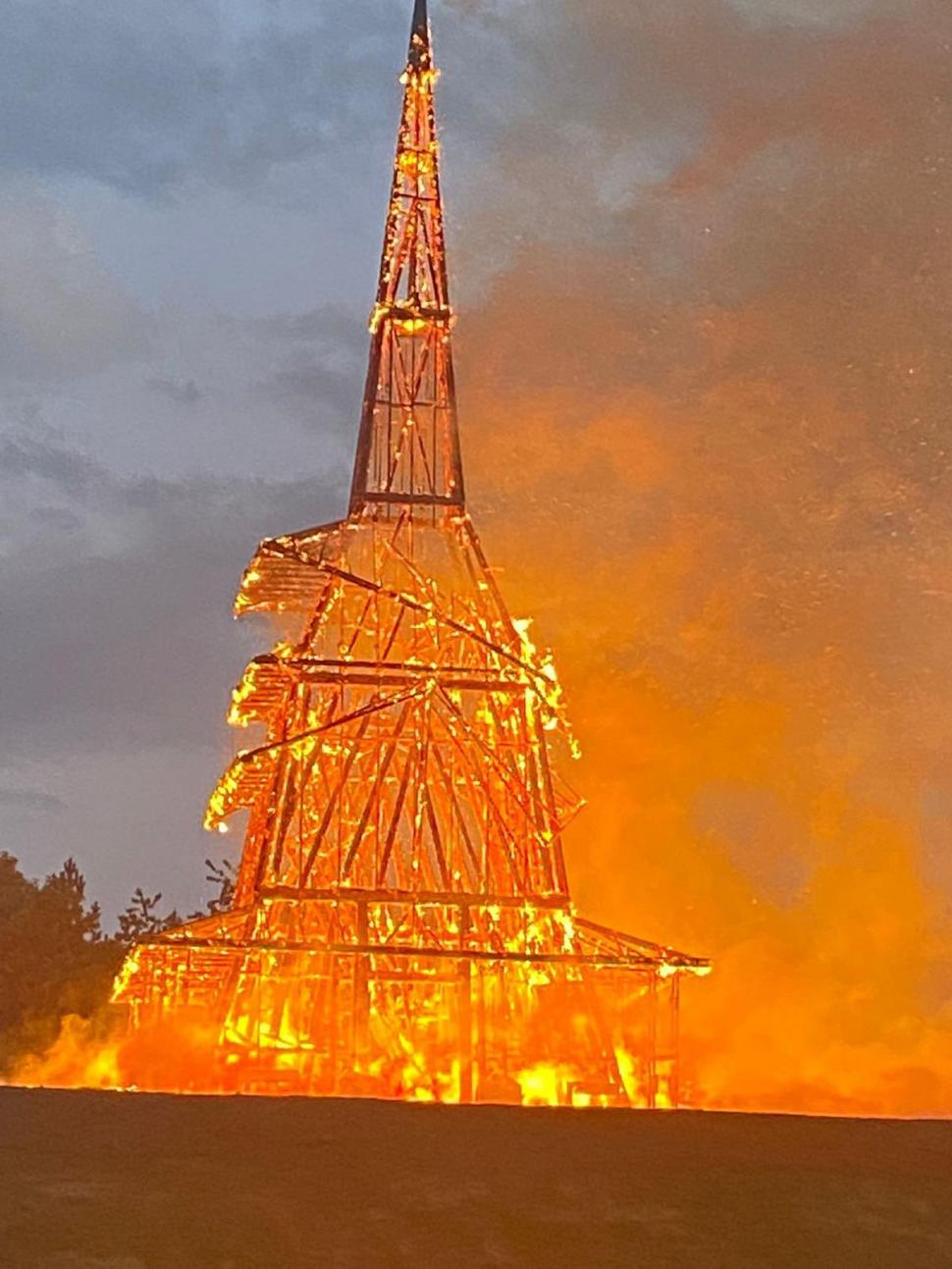Monument dedicat victimelor COVID, incendiat în fața a 10.000 de oameni, în Marea Britanie 770730