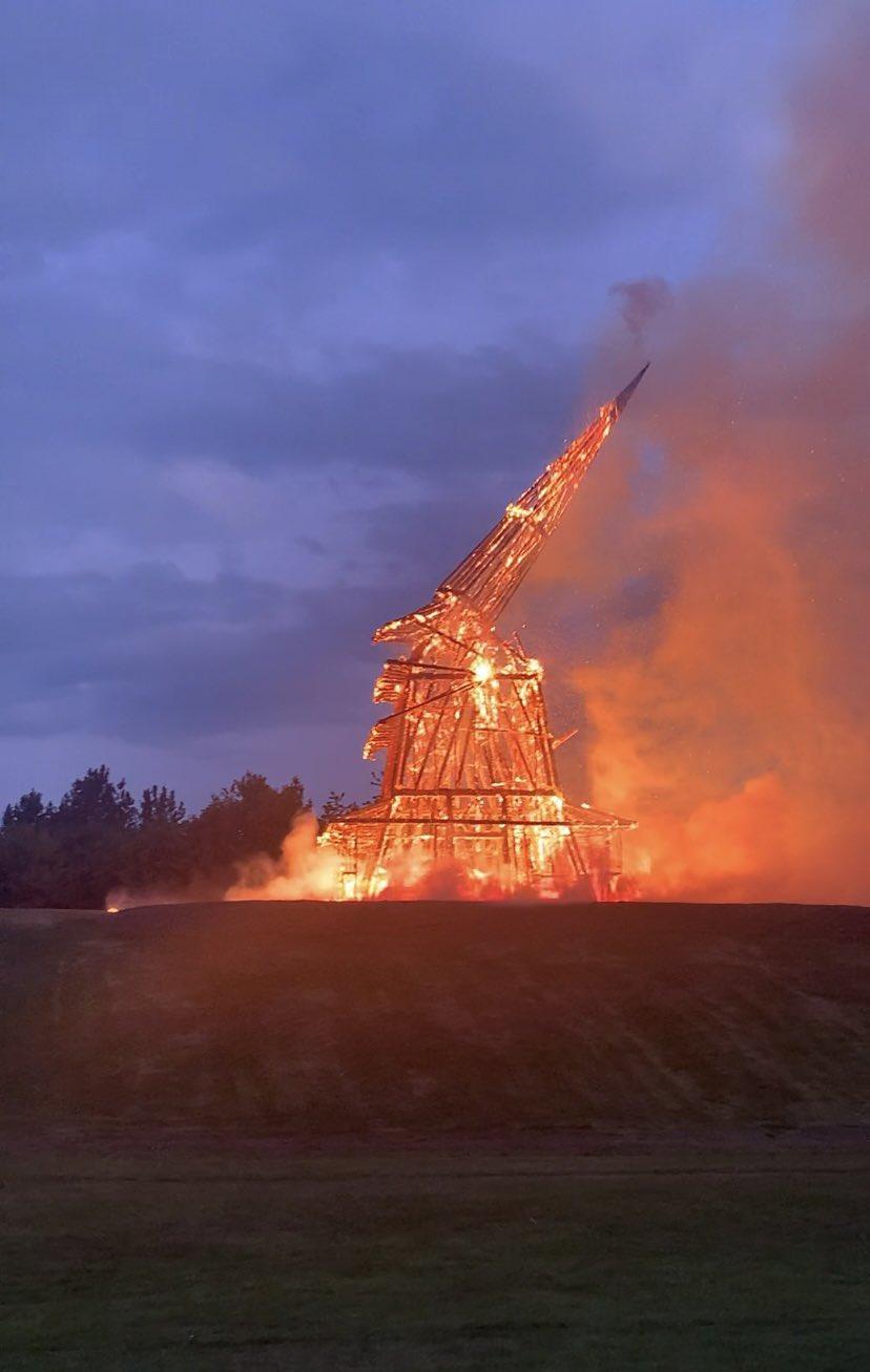 Monument dedicat victimelor COVID, incendiat în fața a 10.000 de oameni, în Marea Britanie 770731