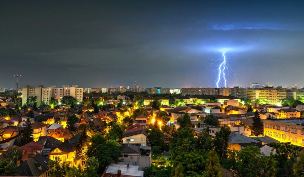 Prognoza meteo pentru București. ANM anunță încă o seară cu ploi torențiale și vijelii puternice în Capitală