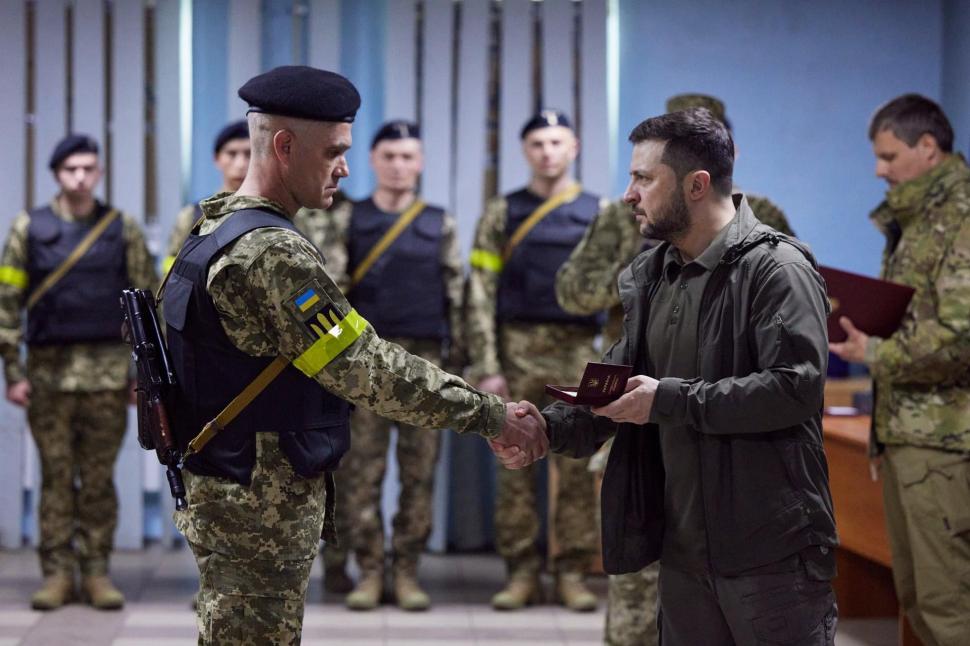 Volodimir Zelenski, vizită-surpriză pe linia frontului: "Sunt mândru de apărătorii noştri!" 770740