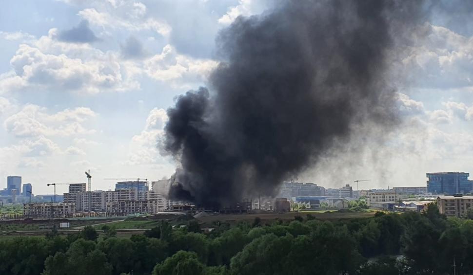 Incendiu puternic la un bloc din nordul Capitalei 770934