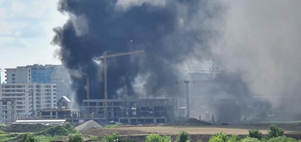 Incendiu puternic la un bloc din nordul Capitalei 770935