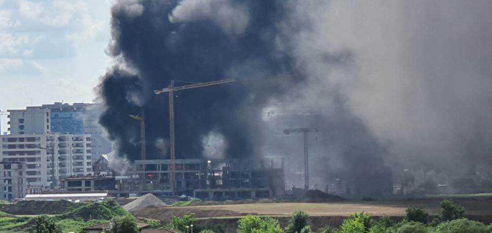 Incendiu puternic la un bloc din nordul Capitalei 770936