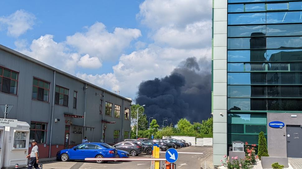 Incendiu puternic la un bloc din nordul Capitalei 770937
