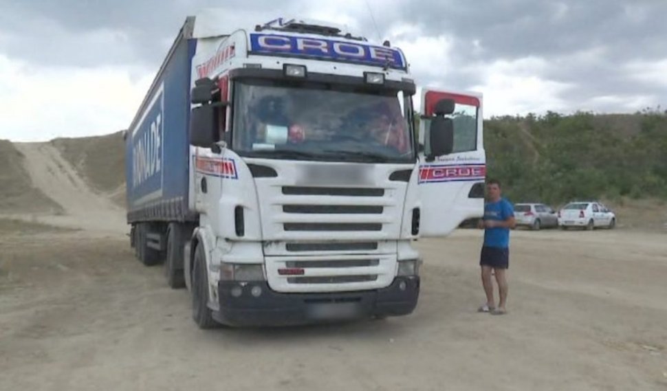Un şofer din Bacău şi-a parcat TIR-ul pe plaja sălbatică din Corbu. ”Nu scrie că e interzis”
