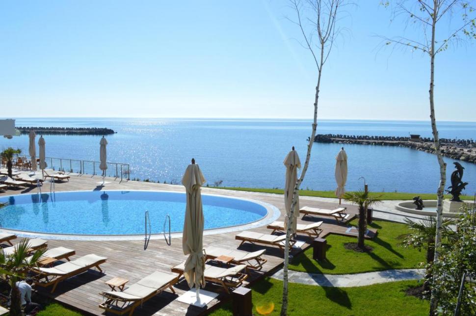 Cât costă o noapte de cazare la hotelul lui Gigi Becali din stațiunea Venus  771107