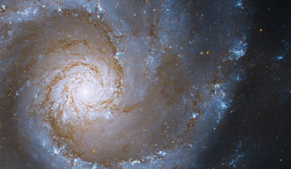 Galaxie spirală atipică, aflată la 53 de milioane de ani-lumină distanță, surprinsă de telescopul Hubble al NASA: "Formarea este similară cu un ambuteiaj de pe autostradă"