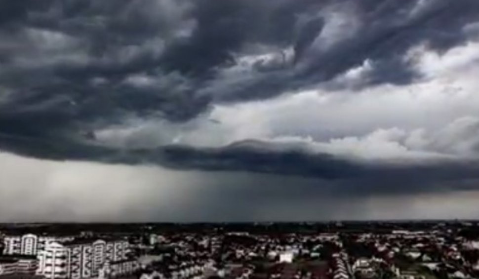Imagini spectaculoase surprinse în timpul furtunilor din Capitală. Cum a arătat cerul în timpul Codului Roșu