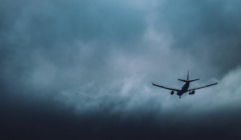 Zboruri întârziate pe Aeroportul Henri Coandă din Capitală, din cauza furtunii. Un avion care zbura de la Napoli spre București a aterizat la Sibiu