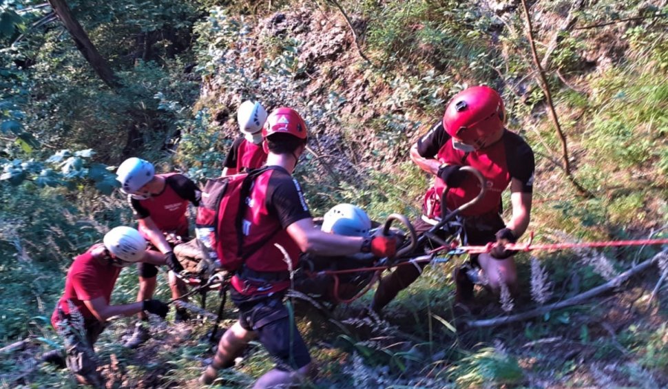Accident grav pe munte. O persoană a fost găsită de salvamontiști în stop cardio-respirator