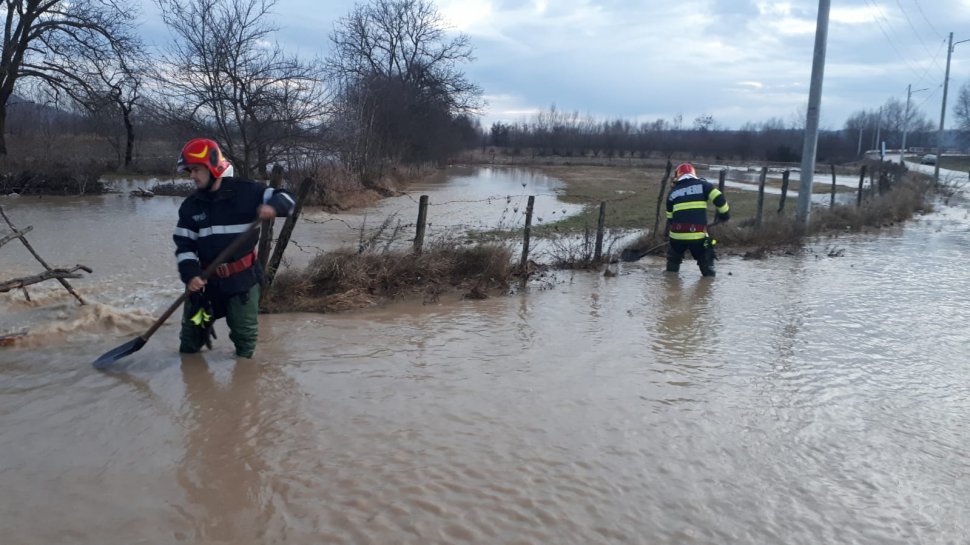 Alertă de inundații în România. Râuri din opt judeţe, sub cod galben 