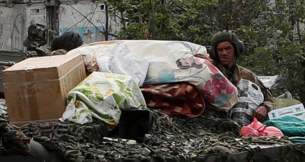 Cu tancul rusesc la furat în Ucraina. O femeie din Popasna și-a recunoscut așternuturile și boilerul pe un blindat decorat cu litera Z 771321