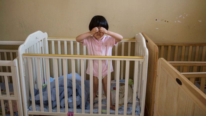 Fetiță de trei ani din internată în spital după o supradoză de sirop anti febră, în Suceava. Mama are dosar penal