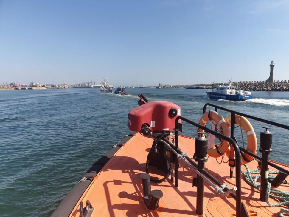 Ambarcaţiune suspectă în Marea Neagră, cu zeci de migranți la bord 771437