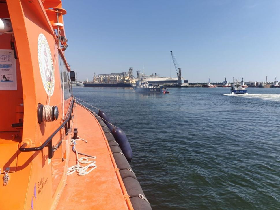 Ambarcaţiune suspectă în Marea Neagră, cu zeci de migranți la bord 771438