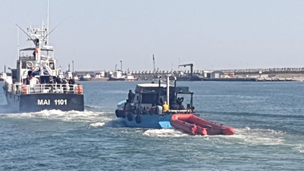 Ambarcaţiune suspectă în Marea Neagră, cu zeci de migranți la bord
