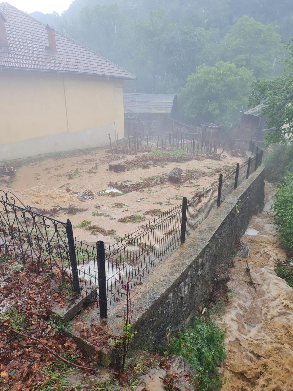 Inundaţii devastatoare în Gorj. Un sat a fost distrus de viituri | ANM a emis cod portocaliu pentru alte două judeţe din ţară 771549