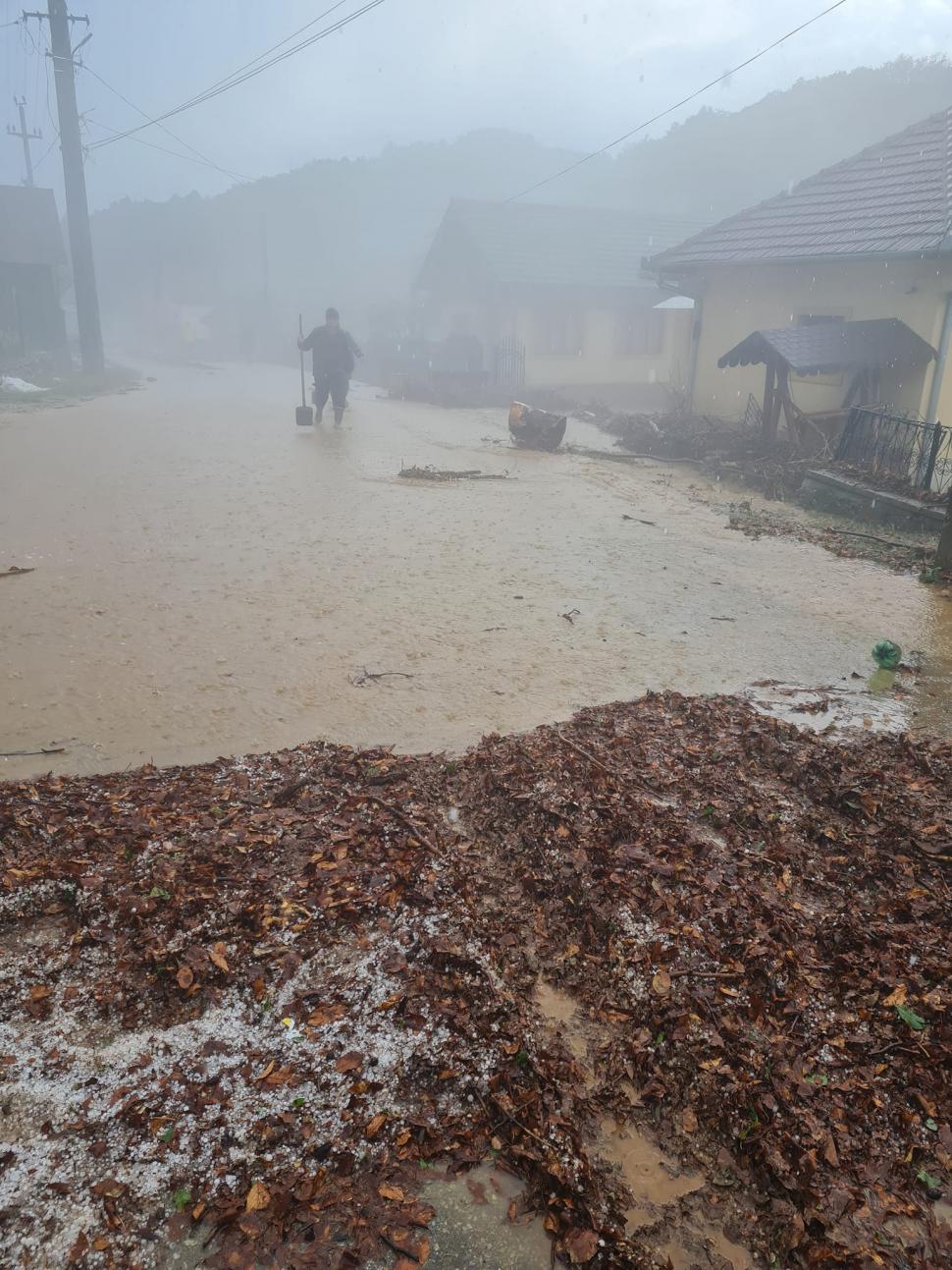 Inundaţii devastatoare în Gorj. Un sat a fost distrus de viituri | ANM a emis cod portocaliu pentru alte două judeţe din ţară 771550