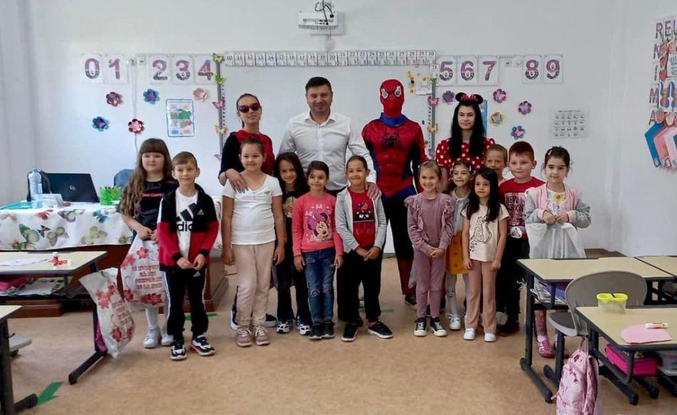 Un primar din Dâmboviţa și-a donat salariul pentru a oferi cadouri copiilor, de 1 Iunie 771624
