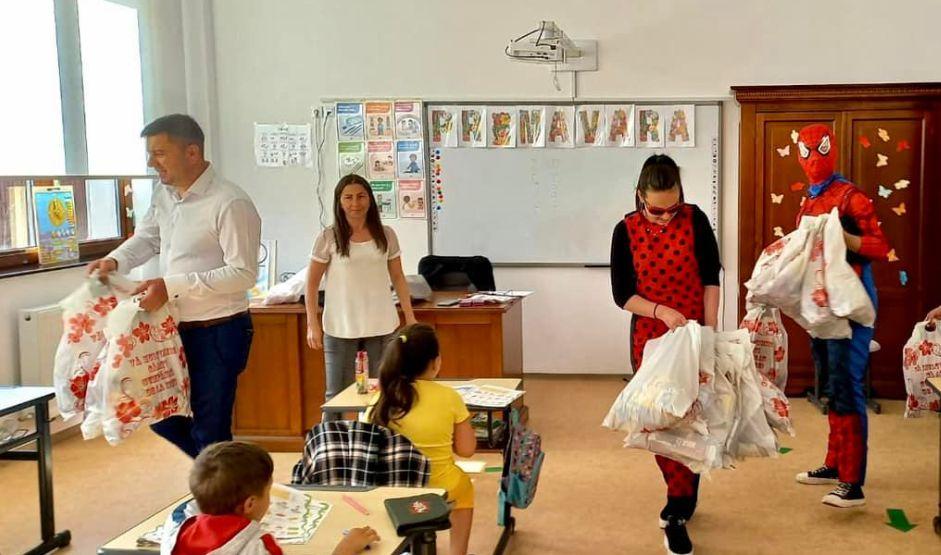 Un primar din Dâmboviţa și-a donat salariul pentru a oferi cadouri copiilor, de 1 Iunie 771628