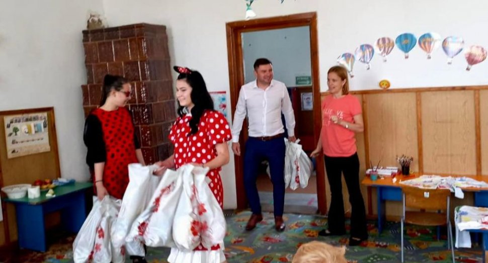 Un primar din Dâmboviţa și-a donat salariul pentru a oferi cadouri copiilor, de 1 Iunie