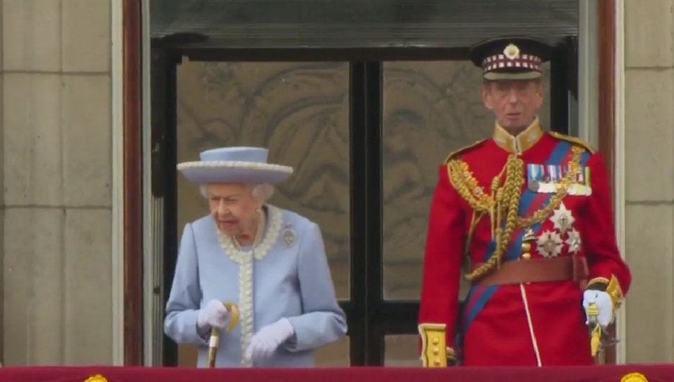 Moment emoționant la Jubileul de Platină: Regina Elisabeta a II-a a ieșit în balcon pentru a asista la parada militară
