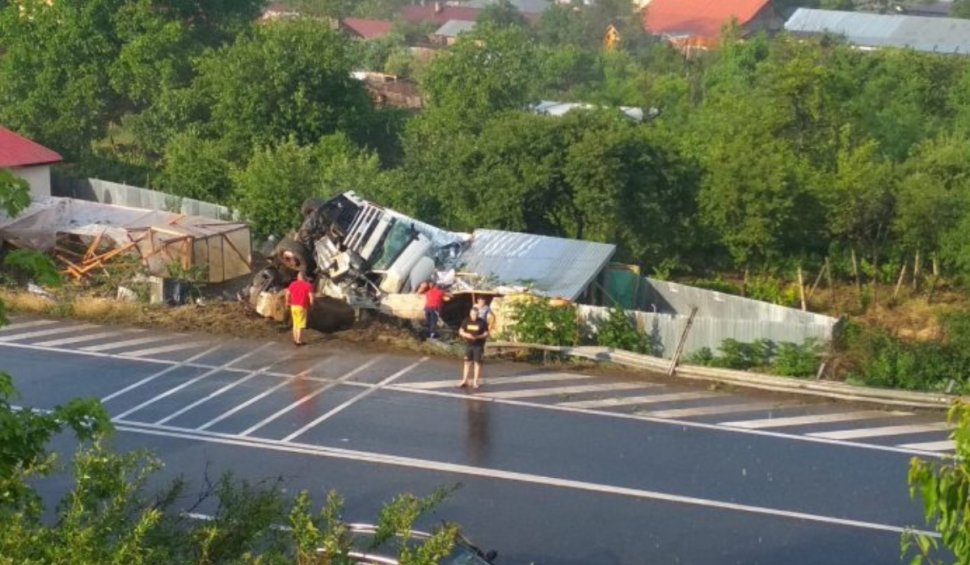Un camion ce transporta bare de fier s-a răsturnat peste un solar de legume în Vrancea. Şoferul a ajuns la spital