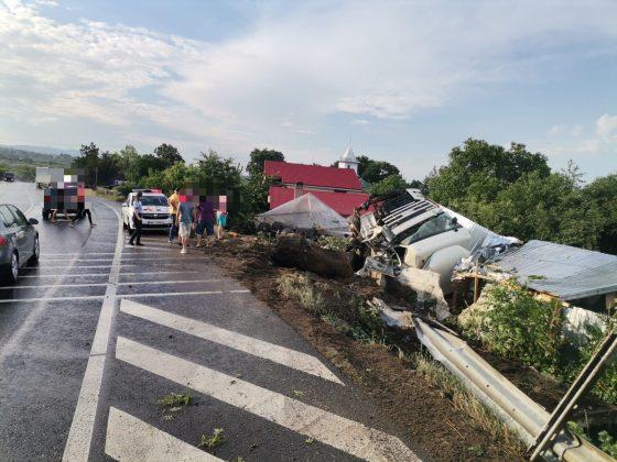 Un camion ce transporta bare de fier s-a răsturnat peste un solar de legume în Vrancea. Şoferul a ajuns la spital 771584