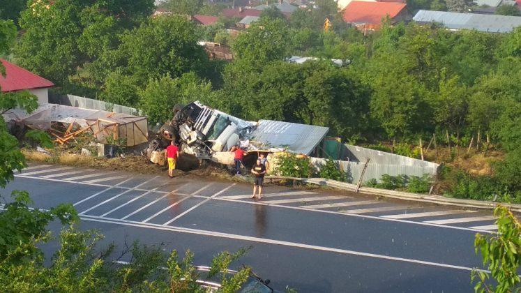 Un camion ce transporta bare de fier s-a răsturnat peste un solar de legume în Vrancea. Şoferul a ajuns la spital 771586