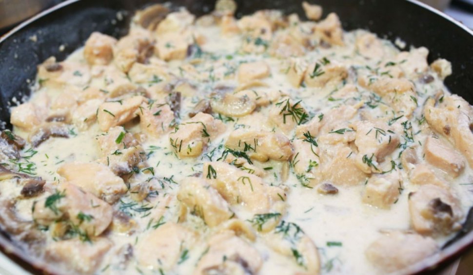Florin Piersic Jr. şi mâncarea preferată a copilăriei, tocăniță de ciuperci cu sos alb. O reţetă rapidă şi savuroasă preparată în bucătăria "Gătit la costum"