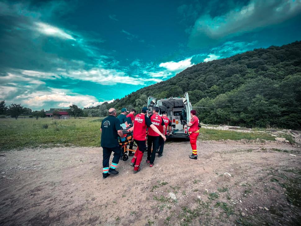 Turist accidentat în zona Râșnov, ajutat de salvamontişti şi preluat cu elicopterul SMURD  771836