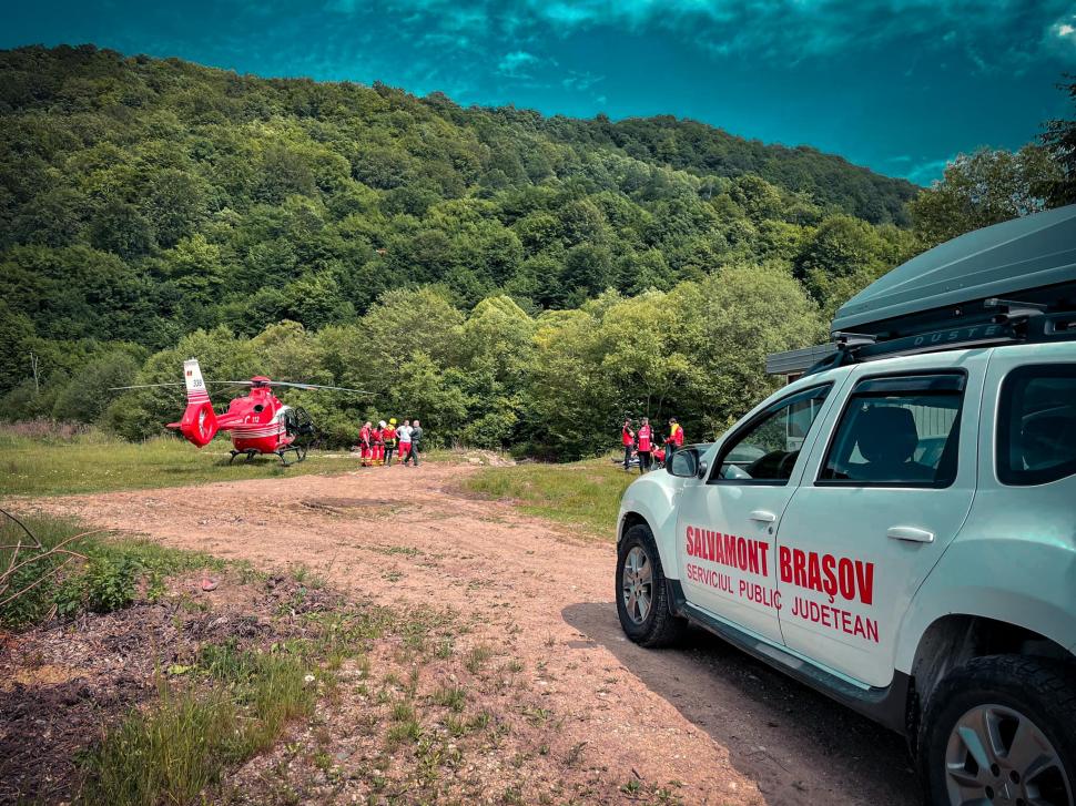 Turist accidentat în zona Râșnov, ajutat de salvamontişti şi preluat cu elicopterul SMURD  771838