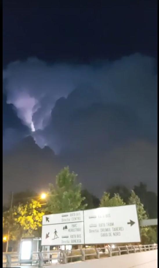 Cod portocaliu de averse și vijelii în Capitală și trei județe. Primele imagini cu potopul din Bucureşti 771958