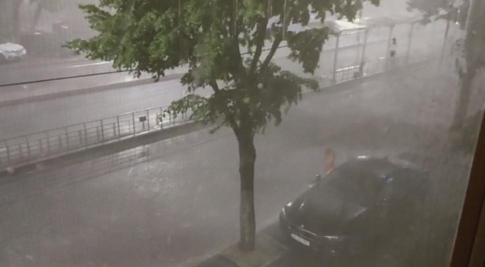 Cod portocaliu de averse și vijelii în Capitală și trei județe. Primele imagini cu potopul din Bucureşti 771960