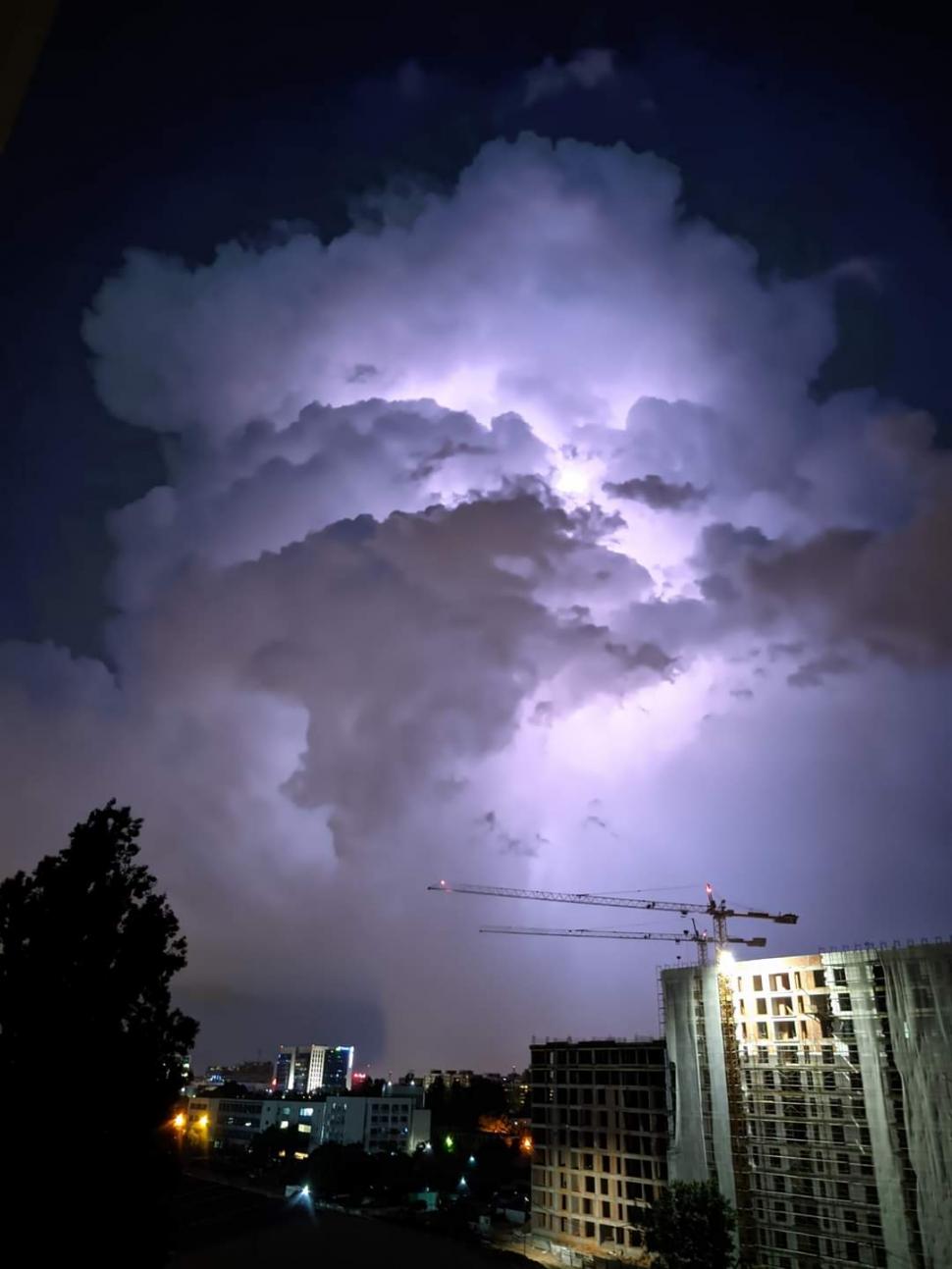 Cod portocaliu de averse și vijelii în Capitală și trei județe. Primele imagini cu potopul din Bucureşti 771963