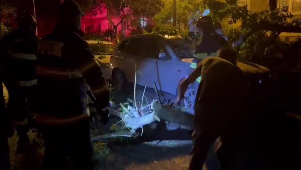 Cod portocaliu de averse și vijelii în Capitală și trei județe. Primele imagini cu potopul din Bucureşti 771967