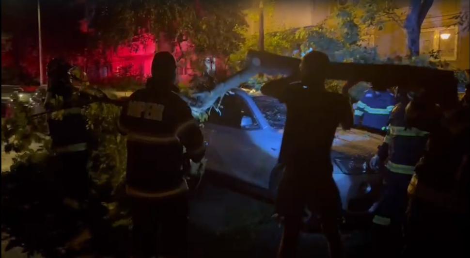 Cod portocaliu de averse și vijelii în Capitală și trei județe. Primele imagini cu potopul din Bucureşti 771968