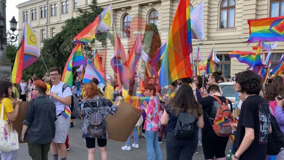 Jandarmii intervin în forţă la Iaşi! Protestatarii marşului LGBT au aruncat cu fumigene